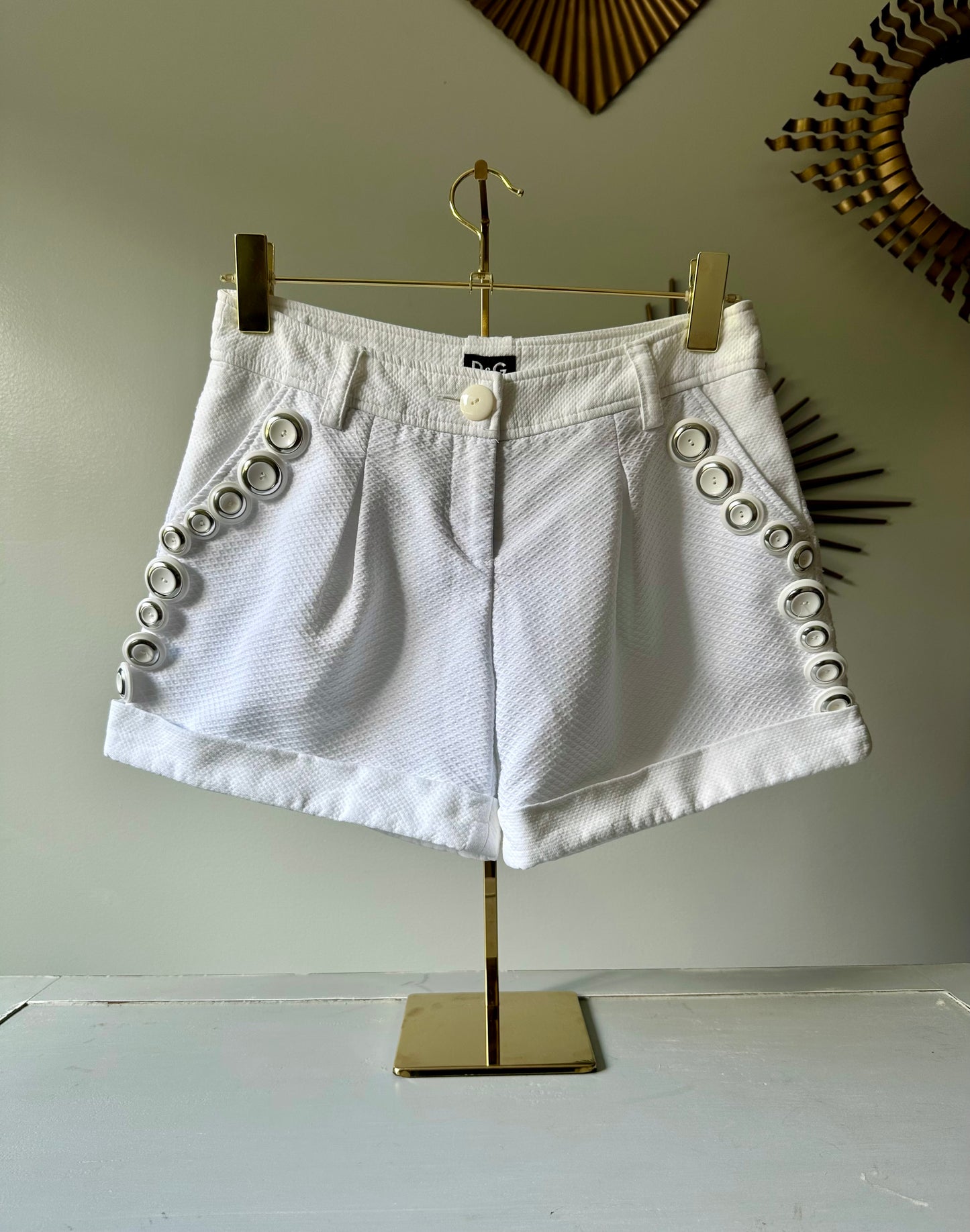 Dolce & Gabbana - Shorts de algodón blancos con detalles de botones.