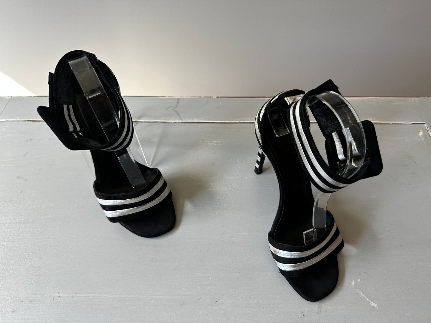 Saint Laurent - Sandalias Paloma de cuero negro y plateado con tira al tobillo a rayas