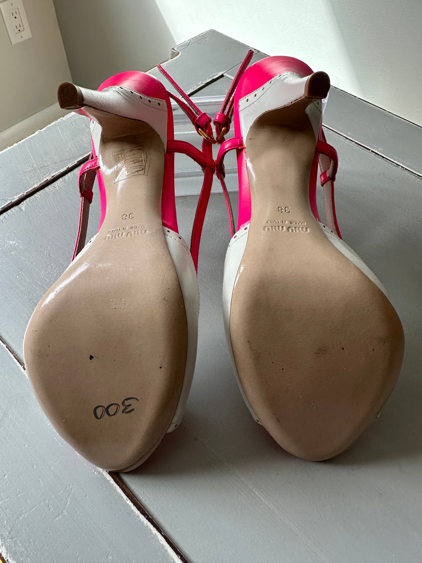 Miu Miu - Sandalias peep toe de cuero rosa y blanco con tira trasera