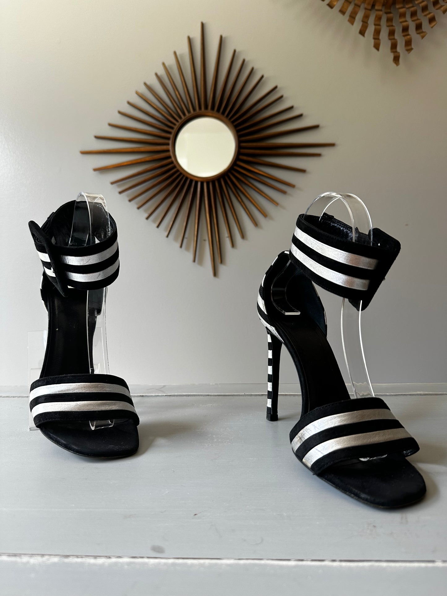 Saint Laurent - Sandalias Paloma de cuero negro y plateado con tira al tobillo a rayas