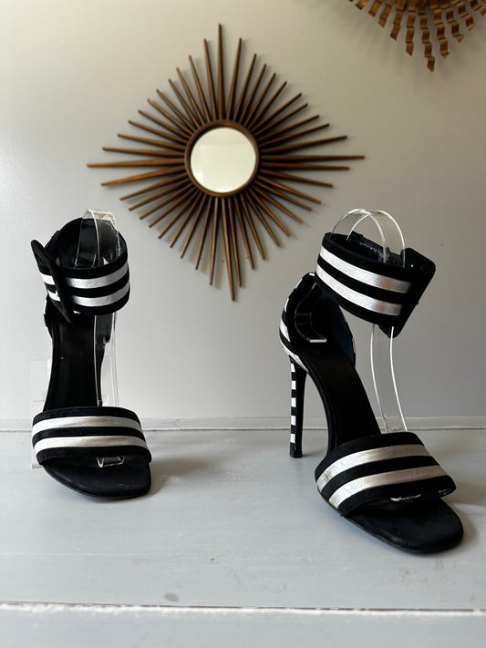 Saint Laurent - Sandalias Paloma de cuero negro y plateado con tira al tobillo a rayas