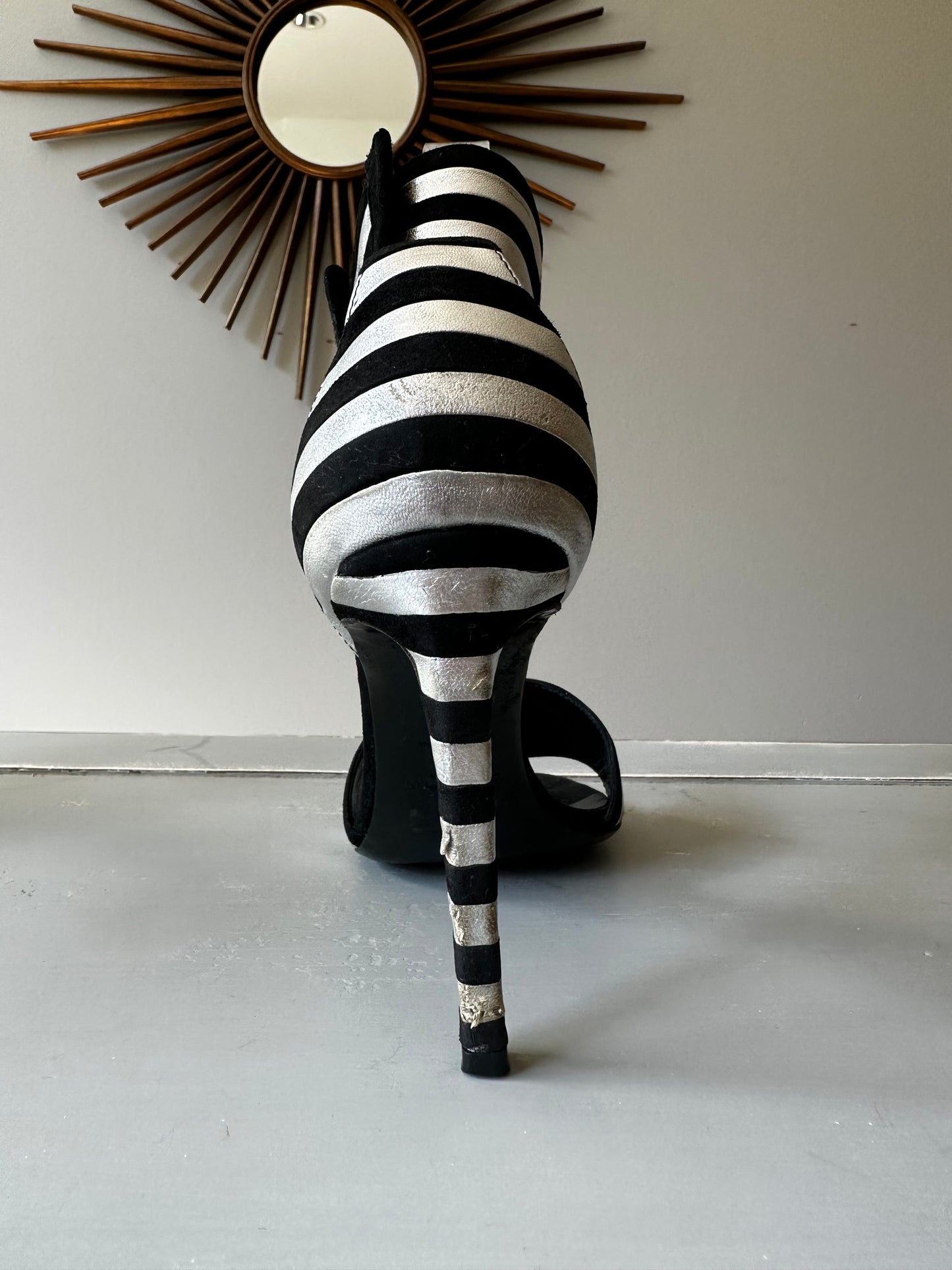 Saint Laurent - Sandalias Paloma de cuero negro y plateado con tira al tobillo a rayas