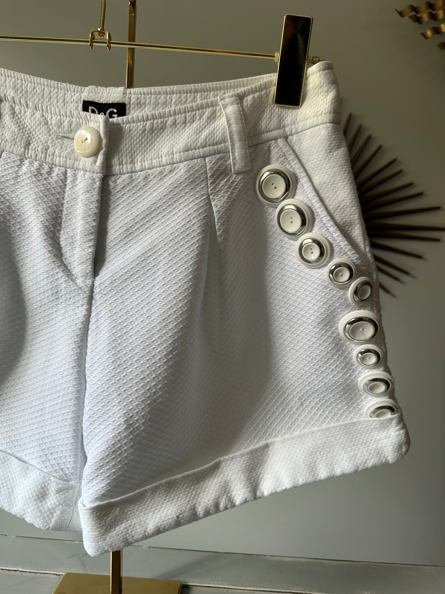 Dolce & Gabbana - Shorts de algodón blancos con detalles de botones.
