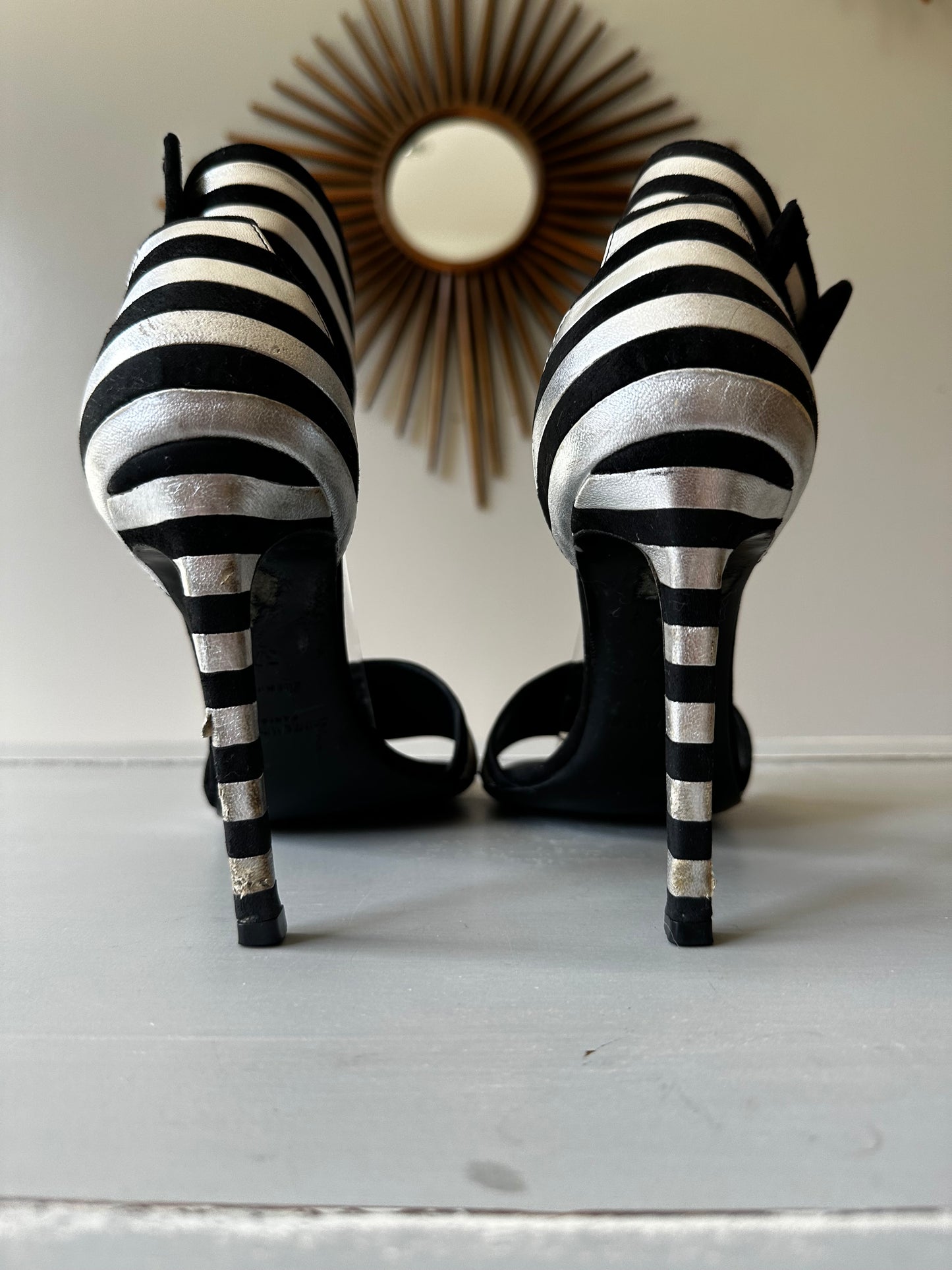 Saint Laurent - Sandalias Paloma de cuero negro y plateado con tira al tobillo a rayas