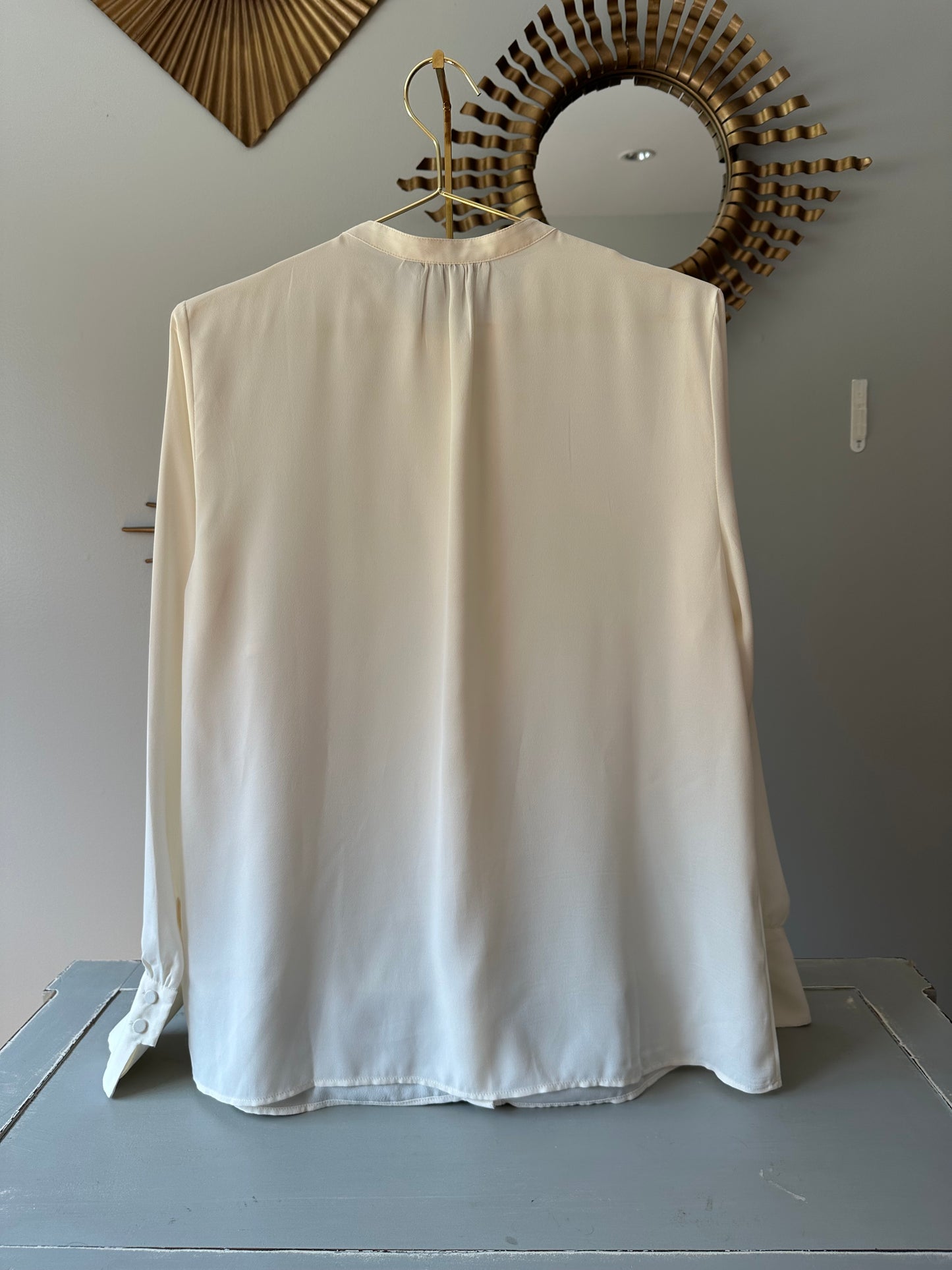 H&M - Blusa de gasa beige con volantes