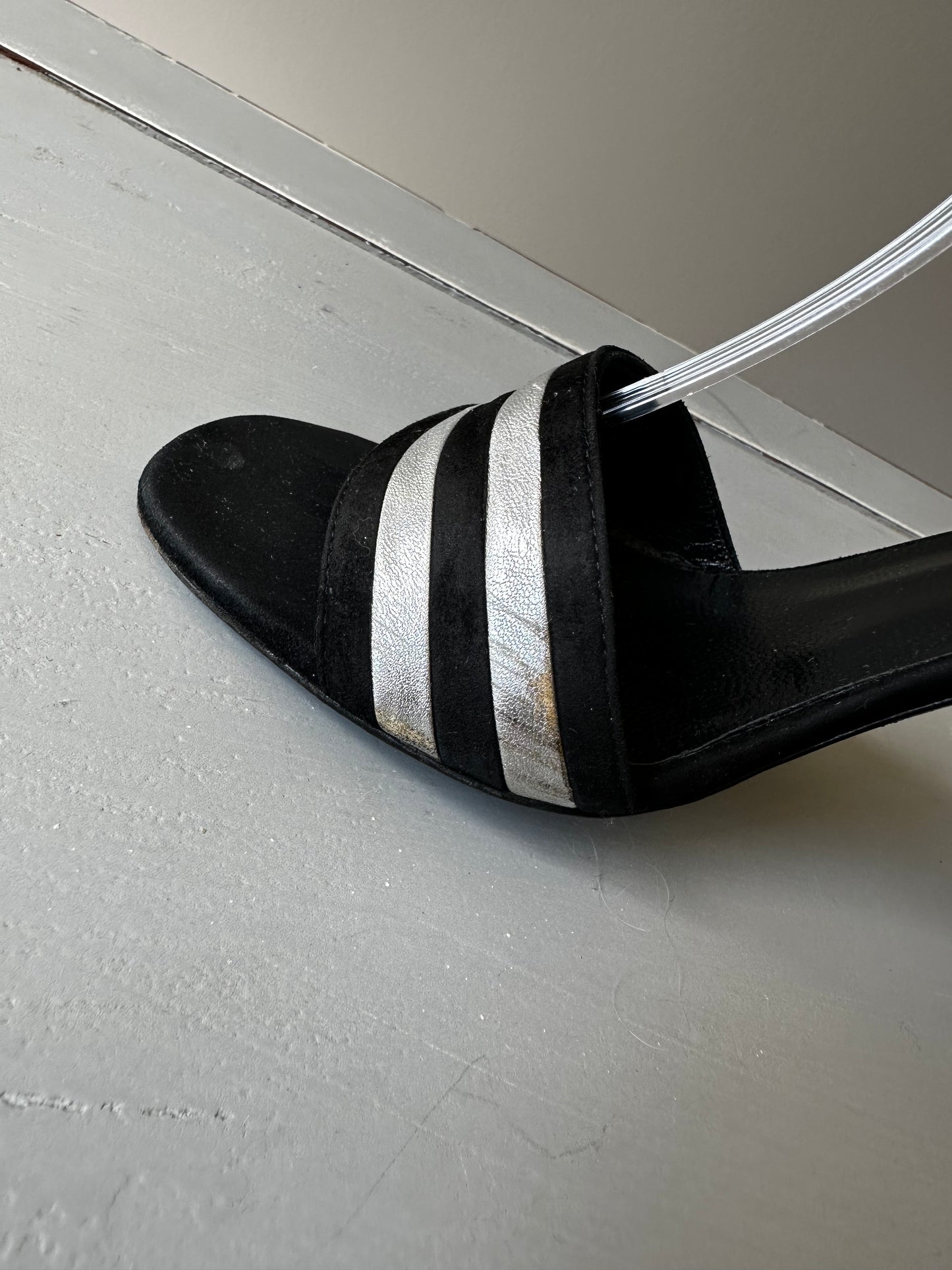 Saint Laurent - Sandalias Paloma de cuero negro y plateado con tira al tobillo a rayas