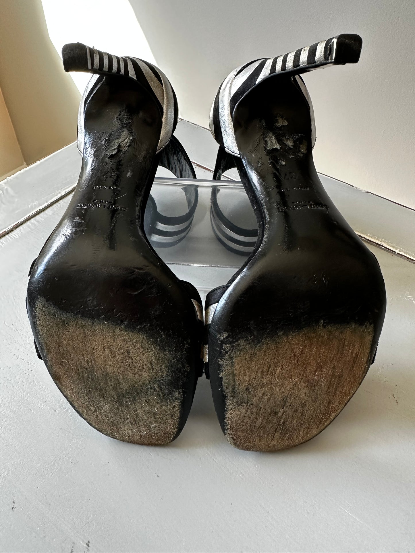 Saint Laurent - Sandalias Paloma de cuero negro y plateado con tira al tobillo a rayas