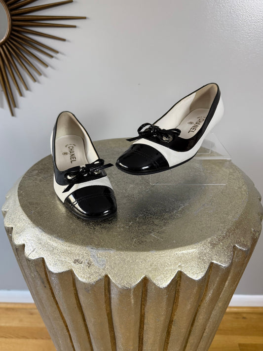Chanel - Black & White Oxford Flats