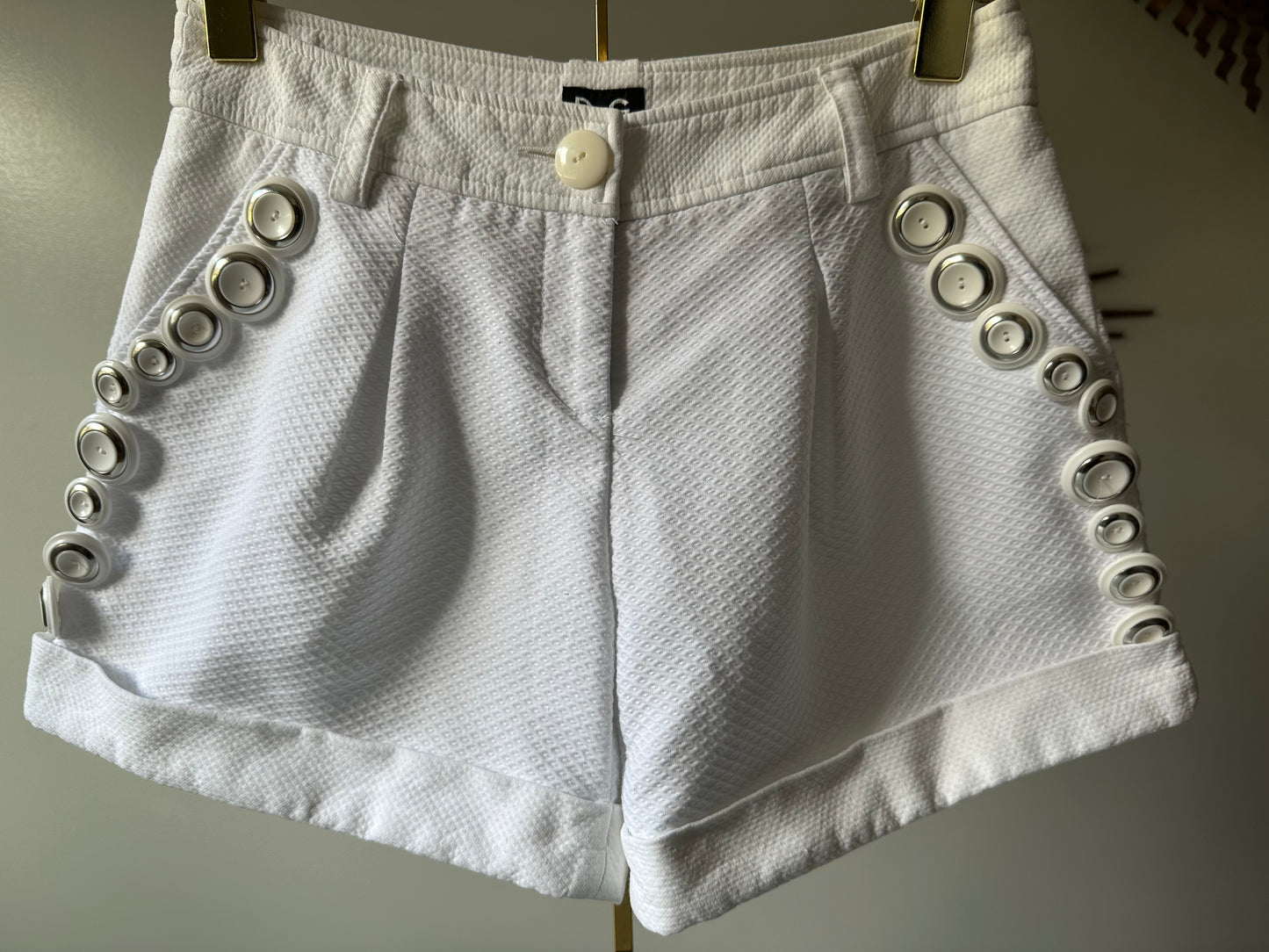 Dolce & Gabbana - Shorts de algodón blancos con detalles de botones.