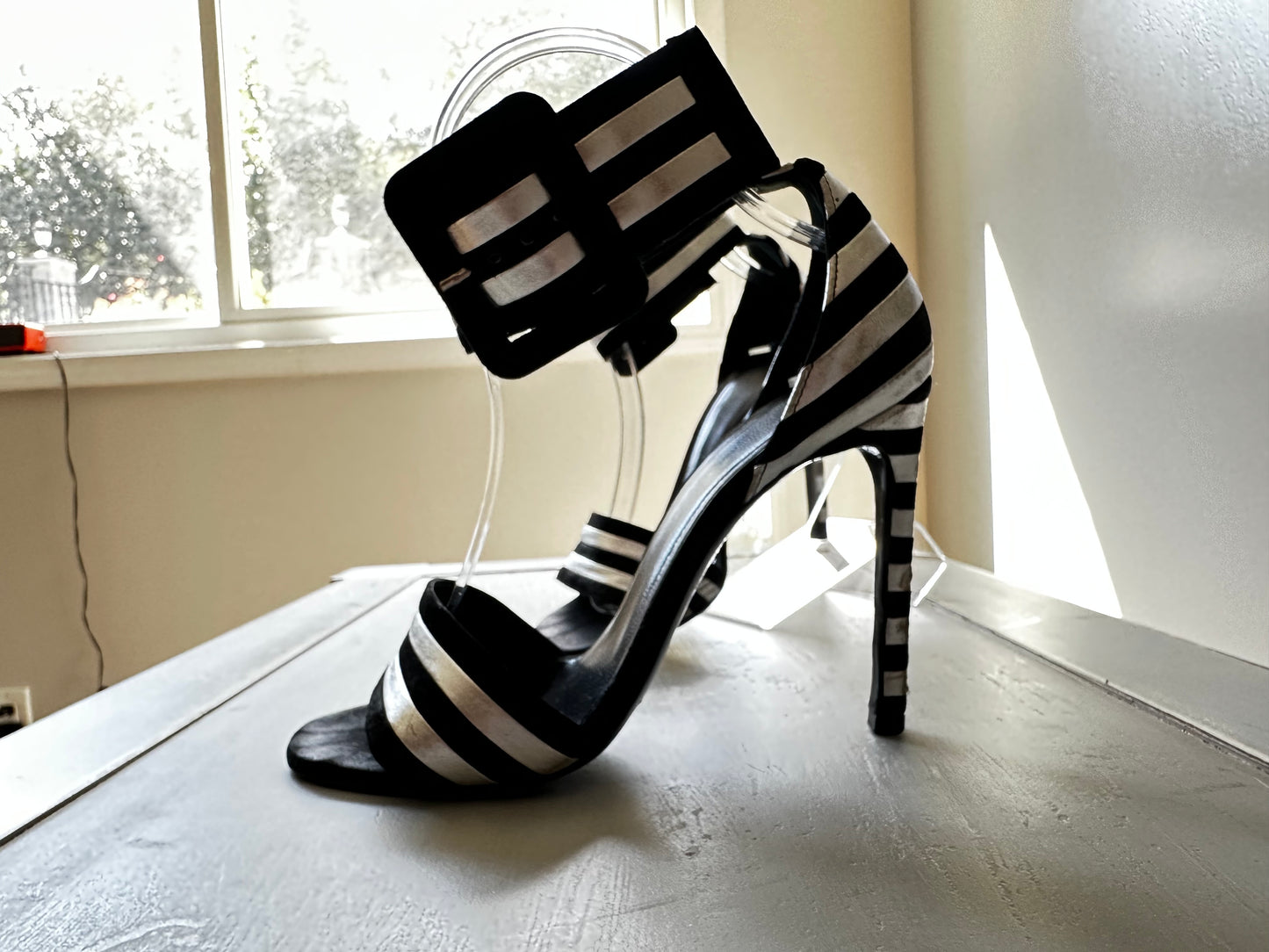 Saint Laurent - Sandalias Paloma de cuero negro y plateado con tira al tobillo a rayas