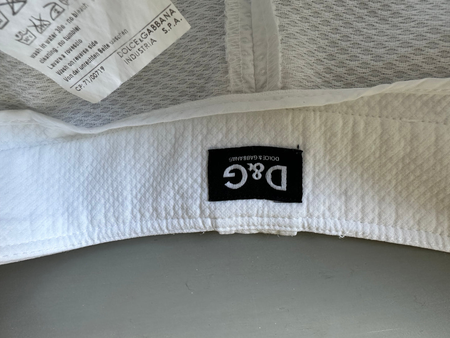 Dolce & Gabbana - Shorts de algodón blancos con detalles de botones.