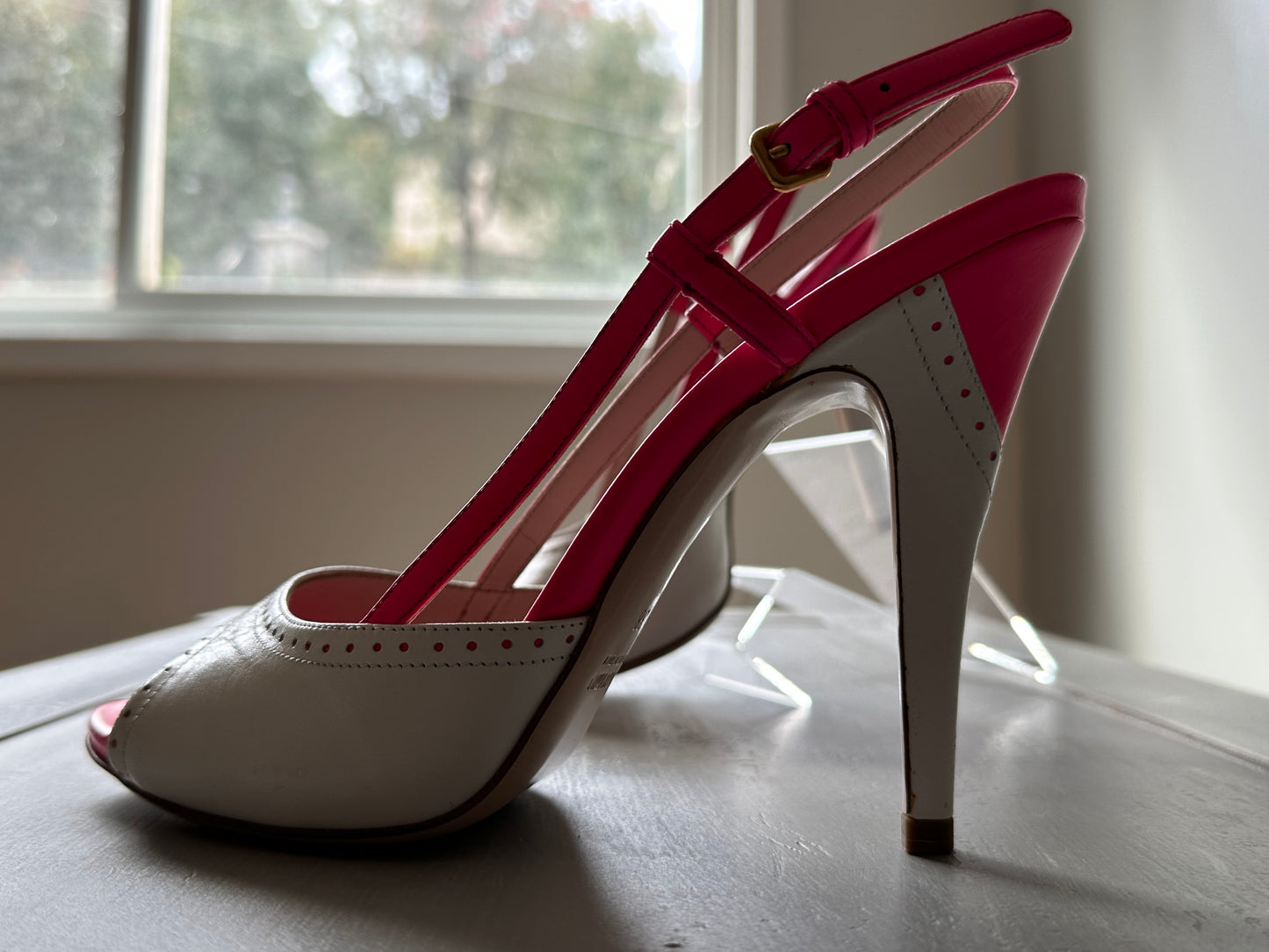 Miu Miu - Sandalias peep toe de cuero rosa y blanco con tira trasera