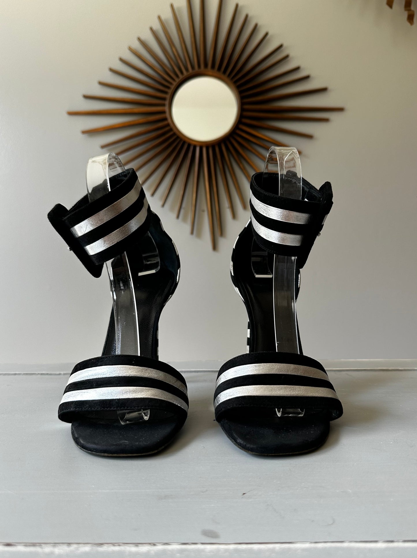 Saint Laurent - Sandalias Paloma de cuero negro y plateado con tira al tobillo a rayas