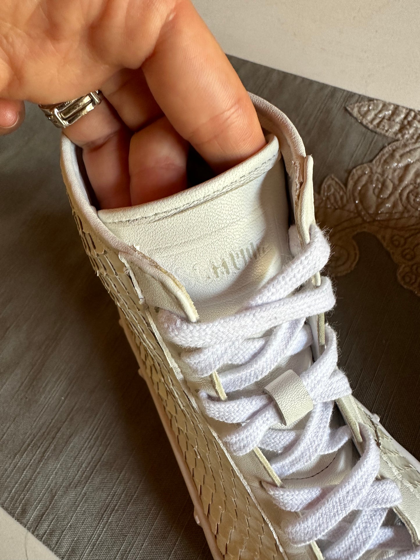 Schutz - Zapatillas deportivas Loomis de piel con adornos de serpiente