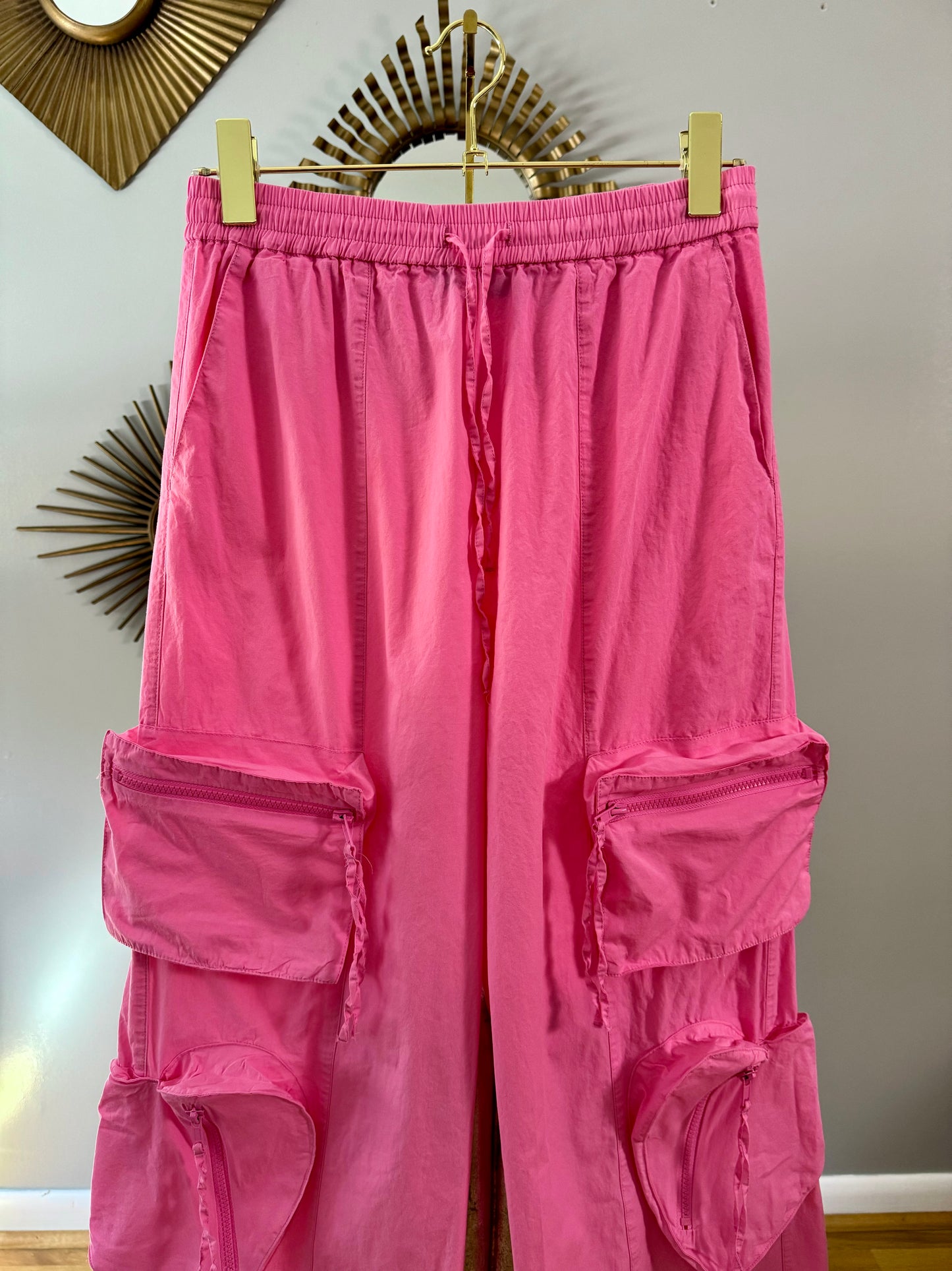 Zara - Pantalón cargo corazón rosa