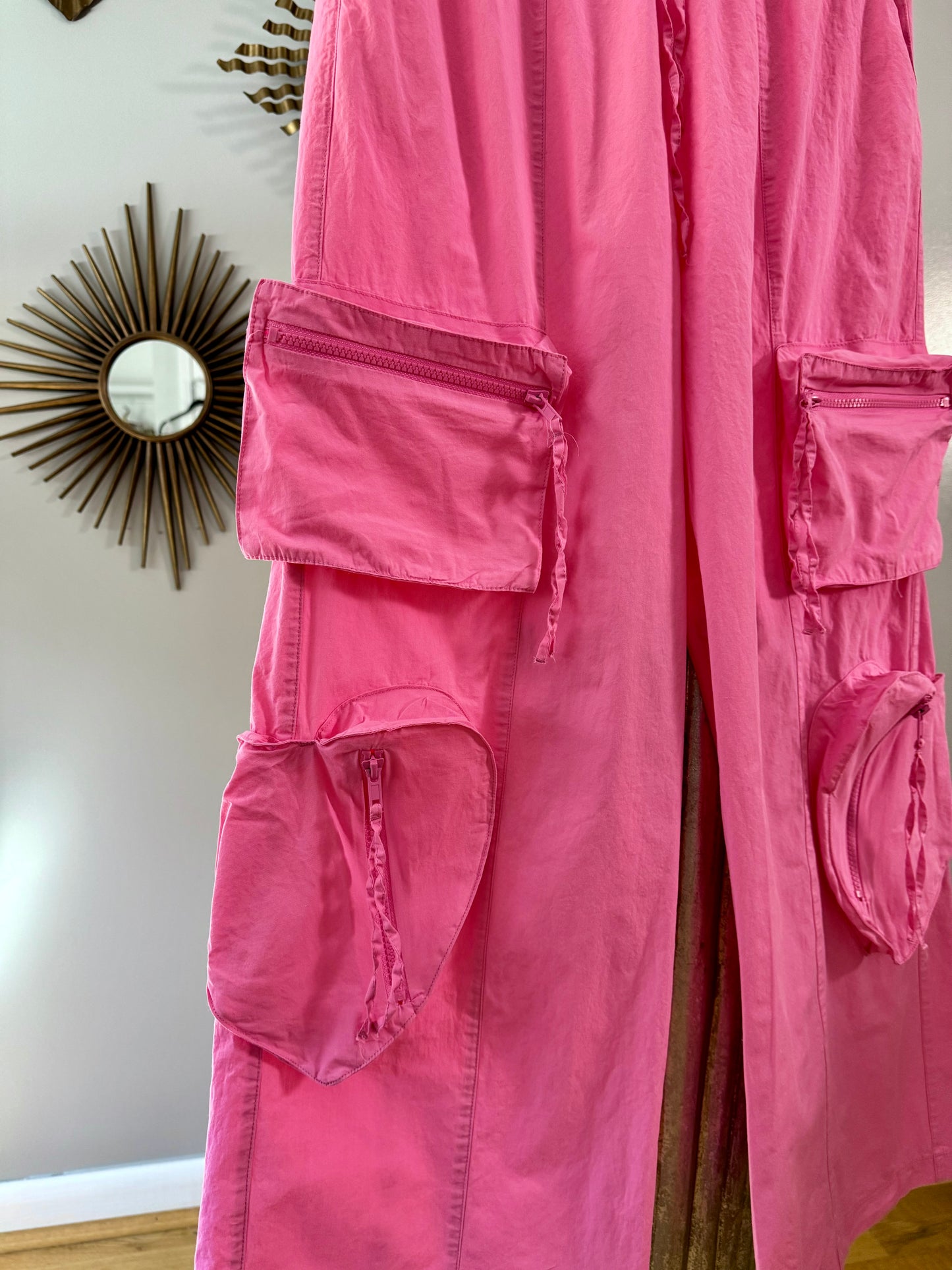 Zara - Pantalón cargo corazón rosa