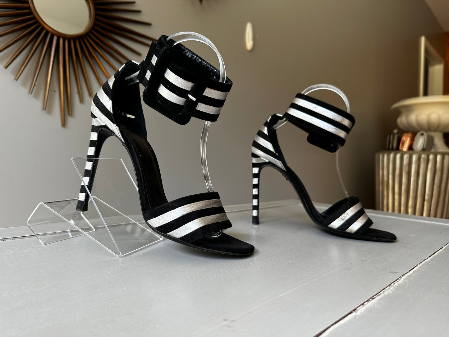 Saint Laurent - Sandalias Paloma de cuero negro y plateado con tira al tobillo a rayas