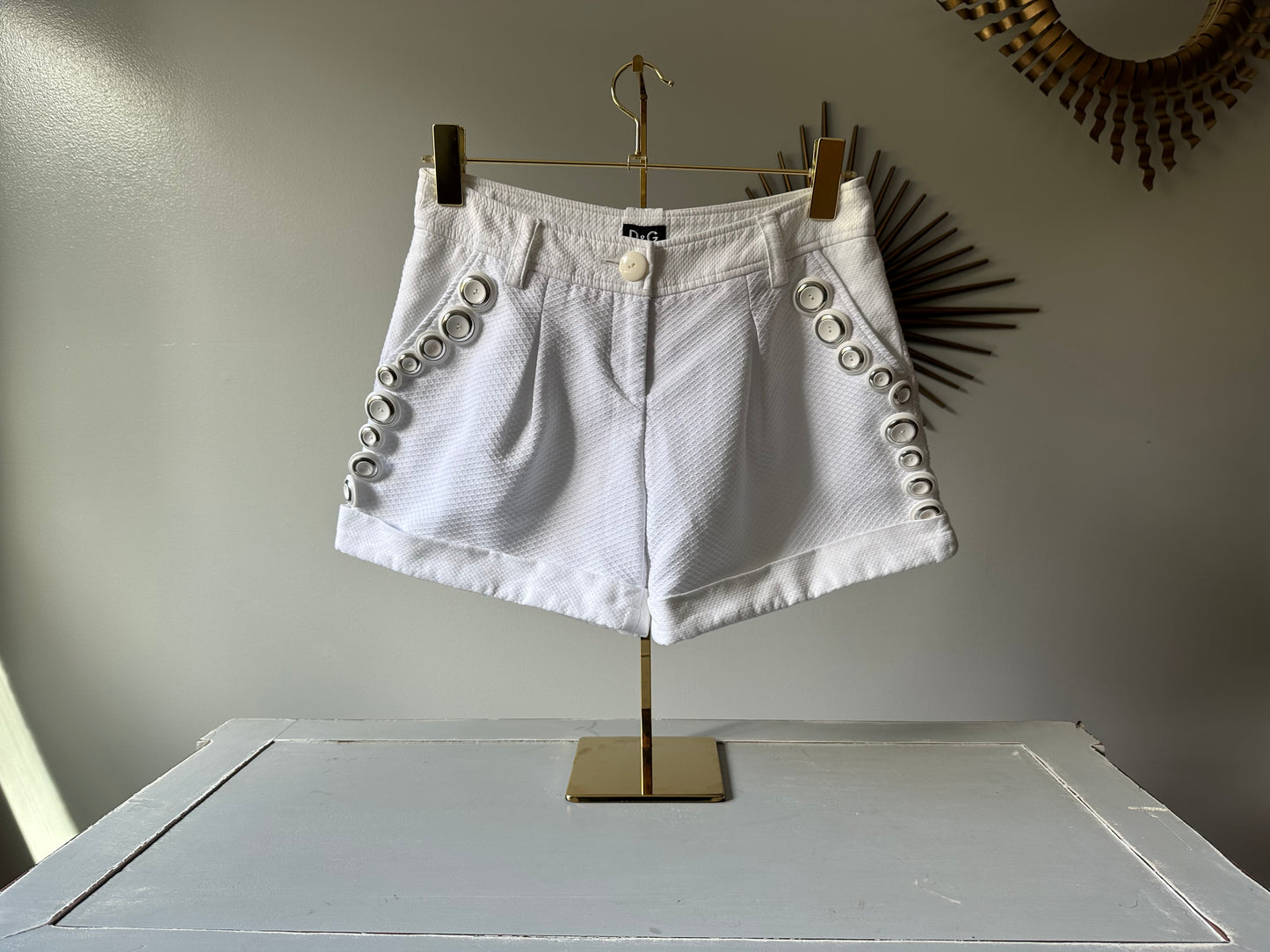 Dolce & Gabbana - Shorts de algodón blancos con detalles de botones.