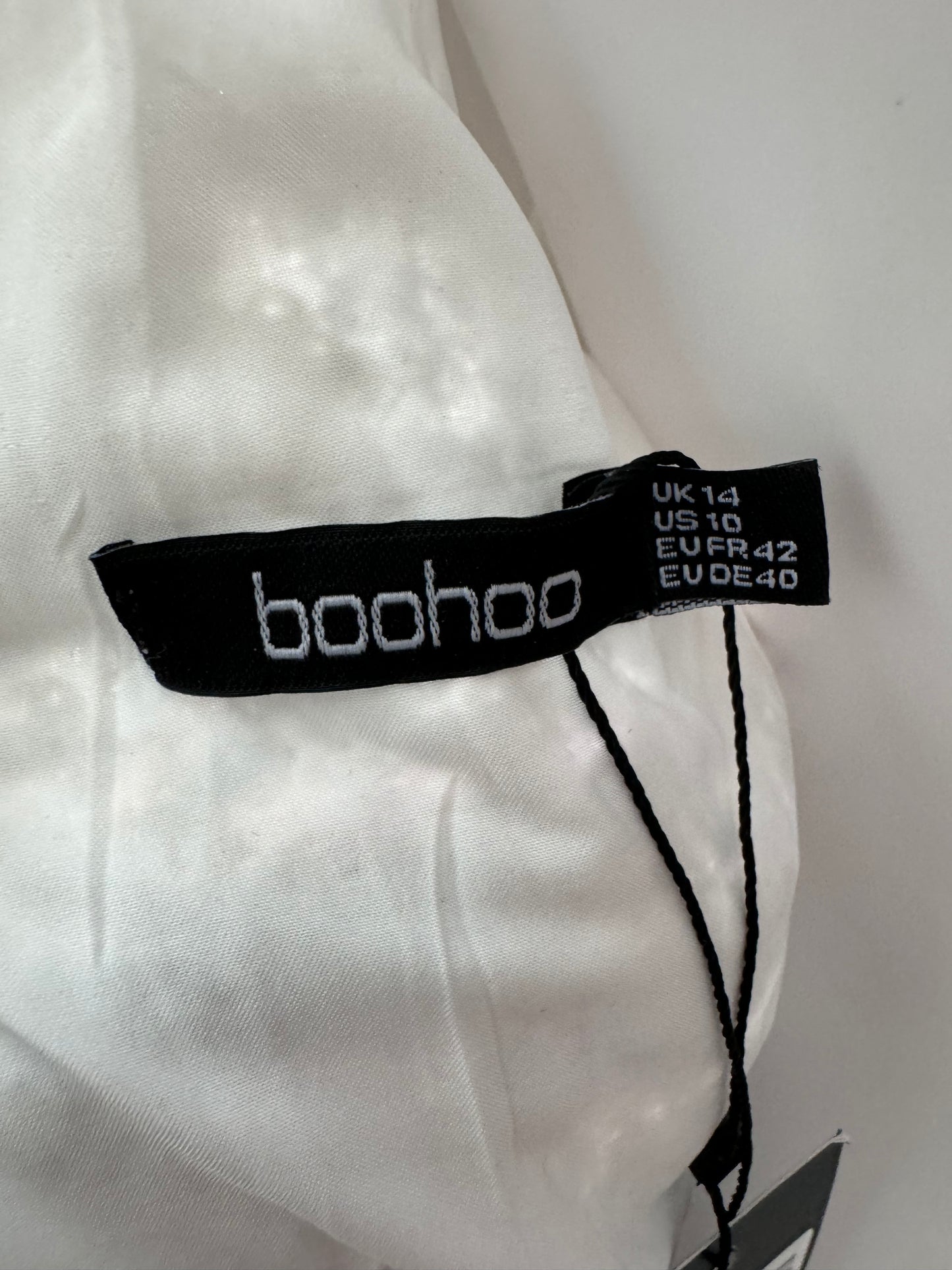 Boohoo - Vestido largo con mangas de ángel y lentejuelas