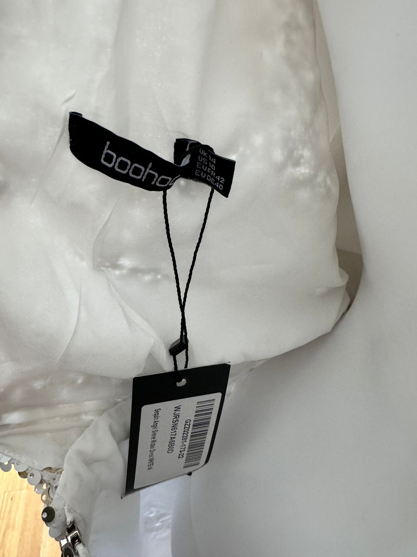Boohoo - Vestido largo con mangas de ángel y lentejuelas