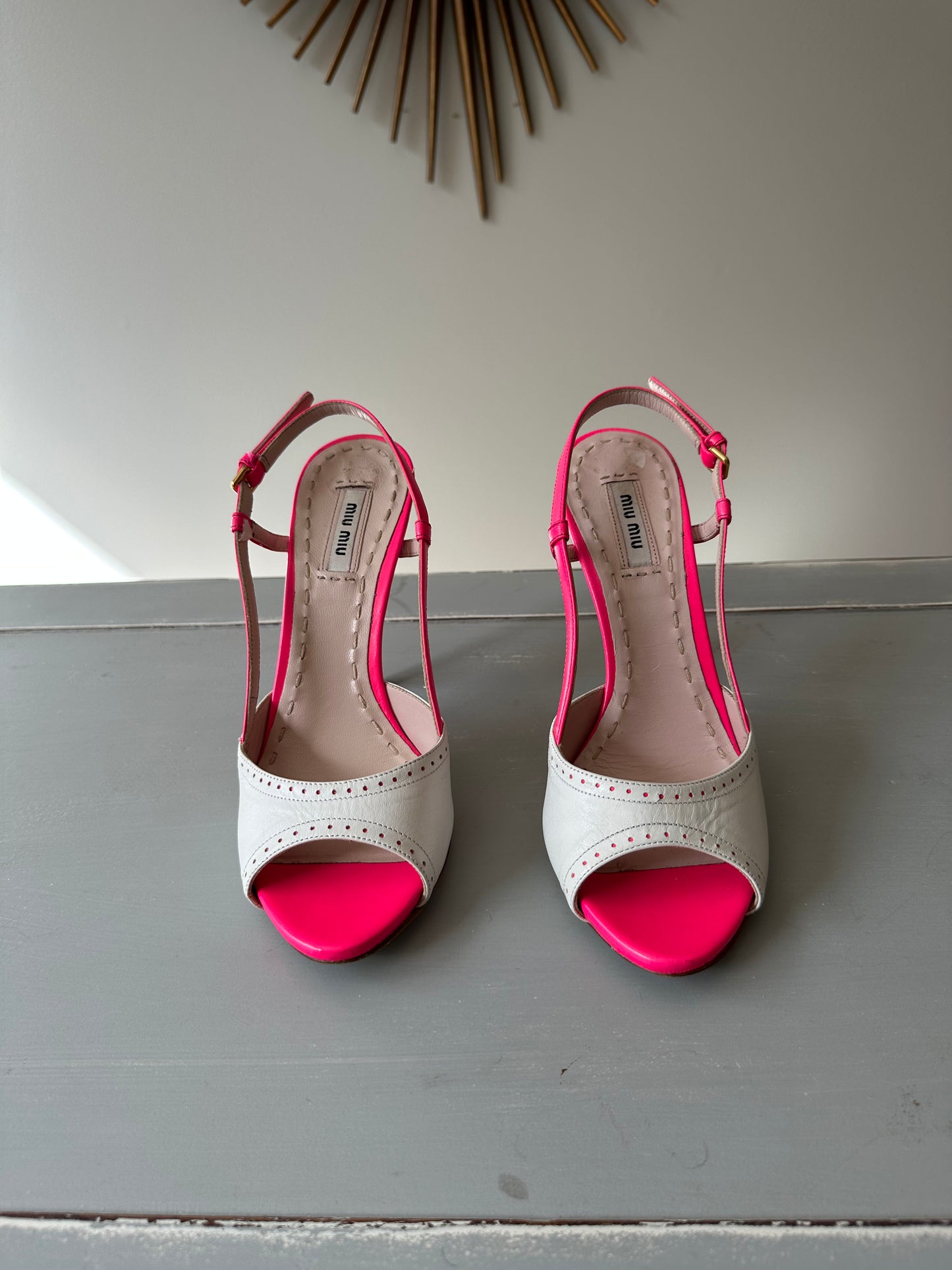 Miu Miu - Sandalias peep toe de cuero rosa y blanco con tira trasera
