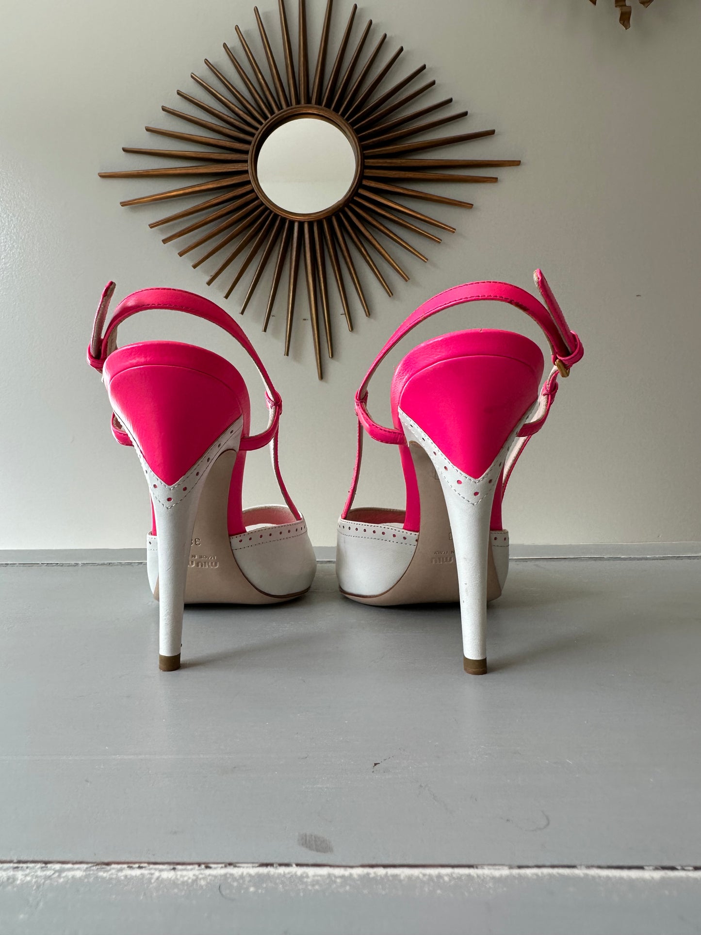 Miu Miu - Sandalias peep toe de cuero rosa y blanco con tira trasera