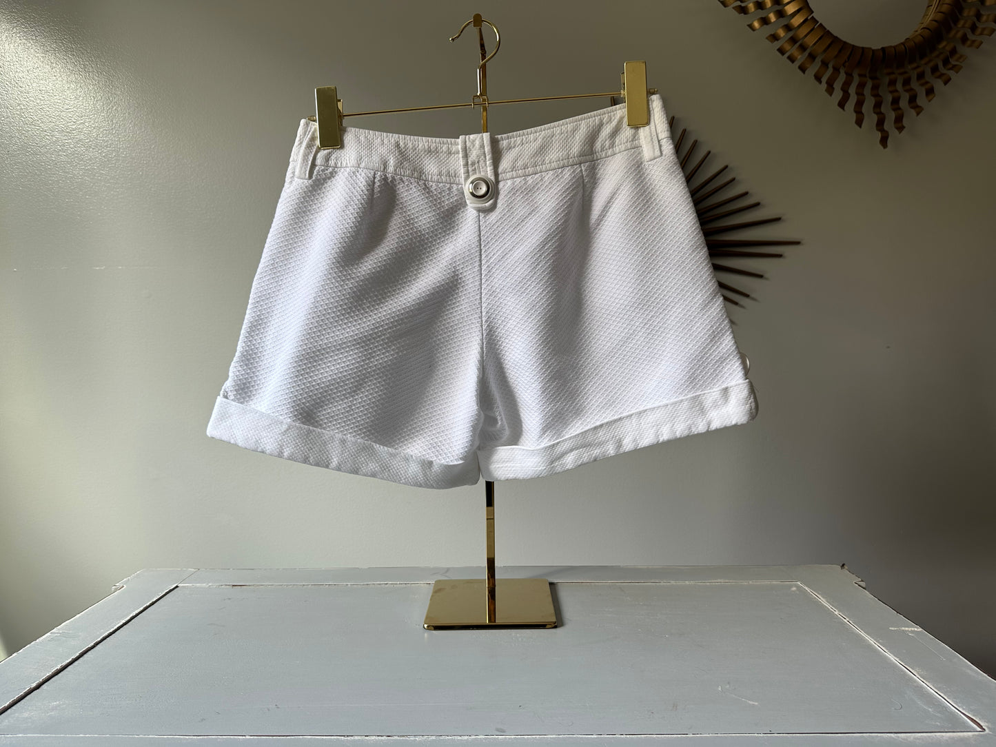 Dolce & Gabbana - Shorts de algodón blancos con detalles de botones.