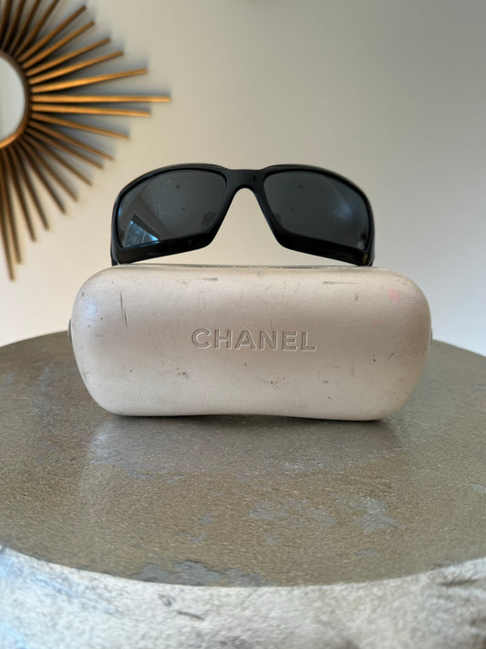 CHANEL - Black 5076H Sunglasses W/ Mother of Pearl CC Logo