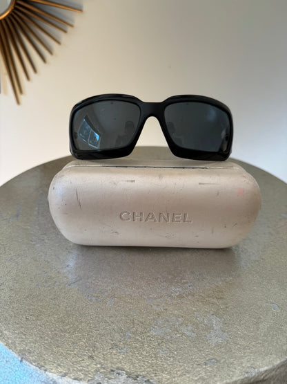 CHANEL - Black 5076H Sunglasses W/ Mother of Pearl CC Logo