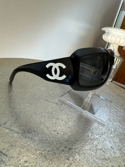 CHANEL - Black 5076H Sunglasses W/ Mother of Pearl CC Logo