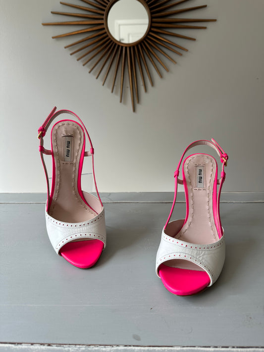 Miu Miu - Sandalias peep toe de cuero rosa y blanco con tira trasera