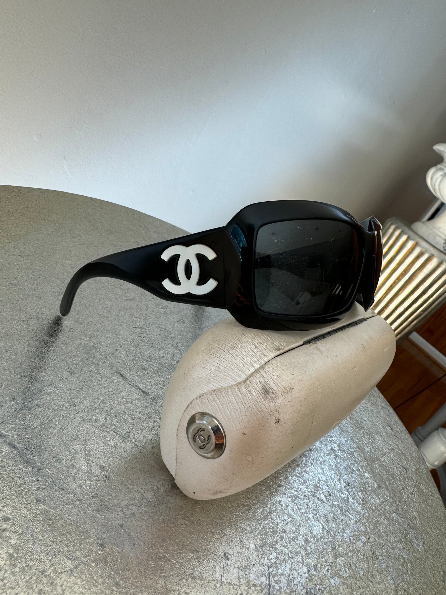 CHANEL - Black 5076H Sunglasses W/ Mother of Pearl CC Logo