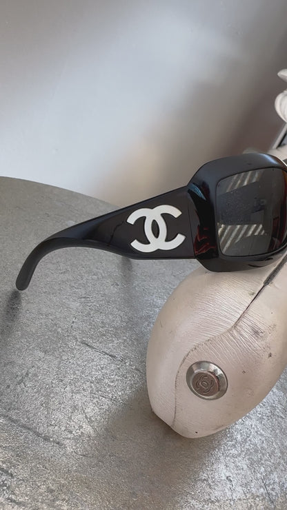 CHANEL - Black 5076H Sunglasses W/ Mother of Pearl CC Logo